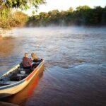O raro encontro dos rios Touro Morto e Aquidauana desenha um dos contrastes mais bonitos do Pantanal