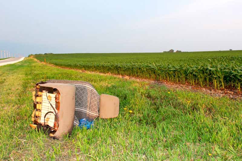 Jogar lixo na estrada coloca vida em risco - Aquele Mato