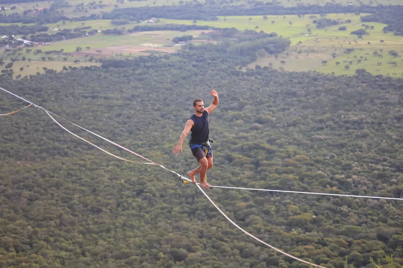 Atletas fazem travessia inédita de highline a 100 metros no Morro do Paxixi