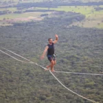 Atletas fazem travessia inédita de highline a 100 metros no Morro do Paxixi