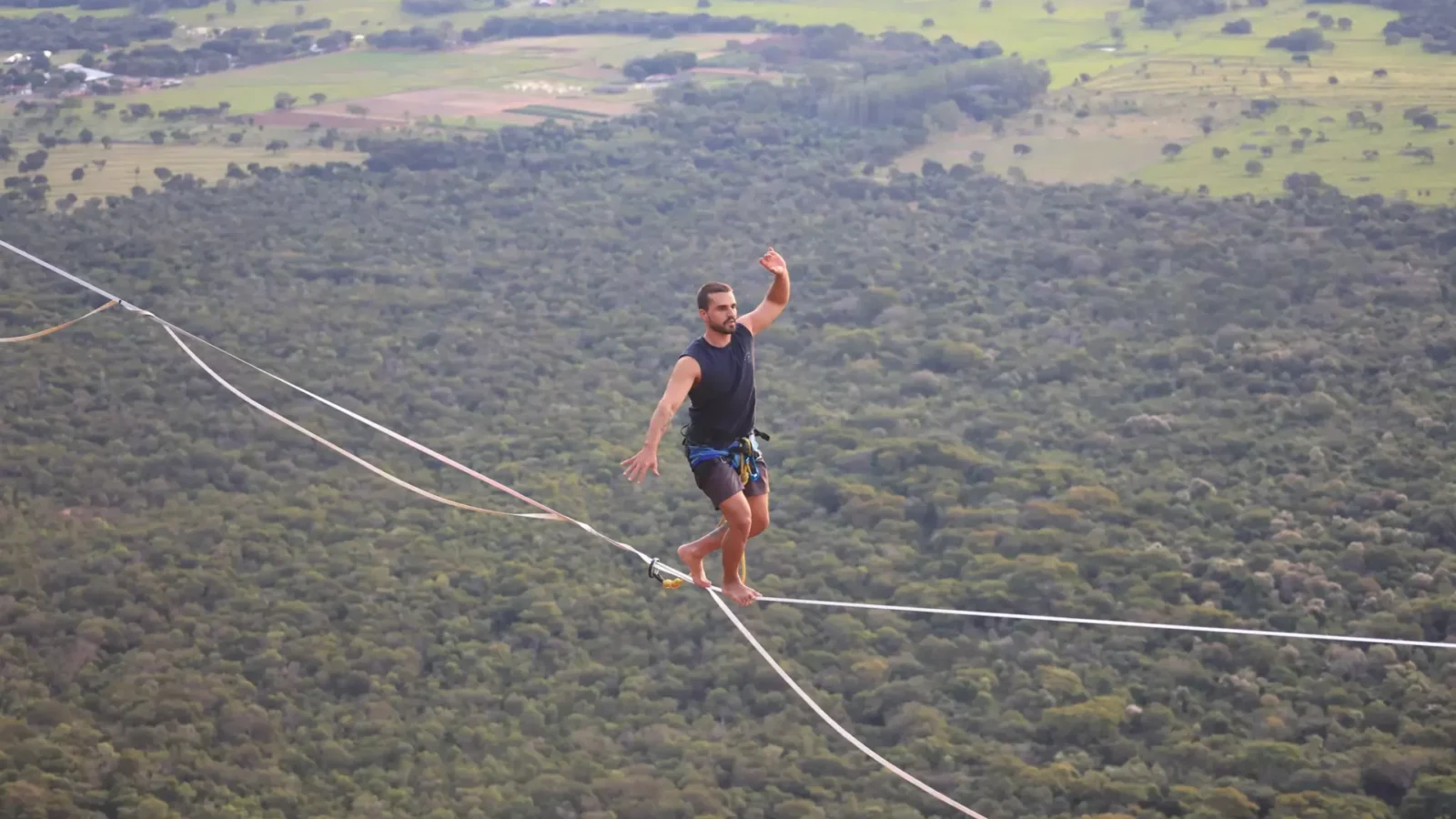Atletas fazem travessia inédita de highline a 100 metros no Morro do Paxixi